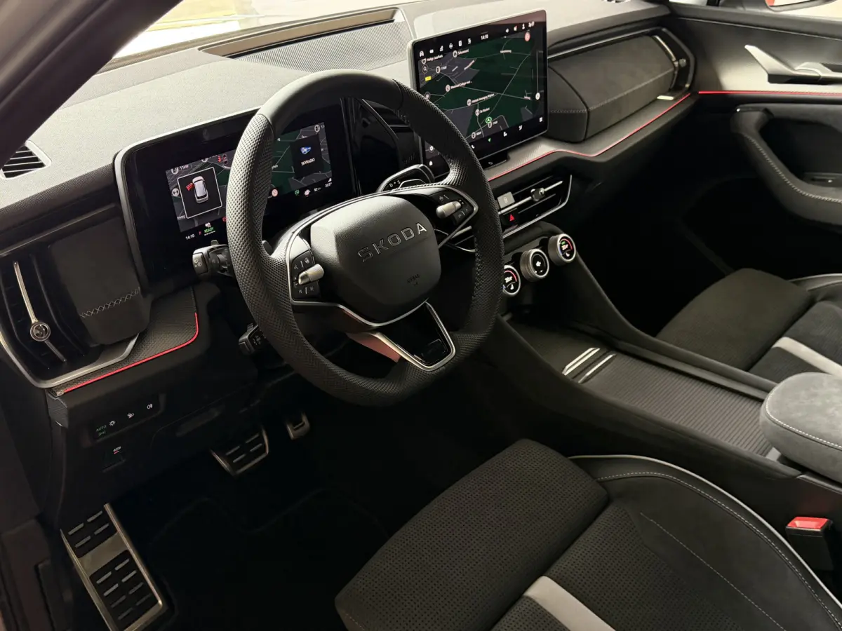 Sportline iV NIEUW uit voorraad (PHEV 120KM) DSG | Panorama | Trekhaak | Matrix LED | 20" Rila | Memory | ACC | Camera | Virtual Cockpit. plug in hybrid