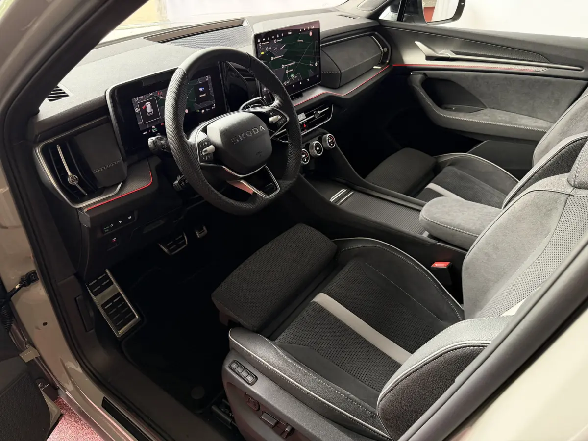 Sportline iV NIEUW uit voorraad (PHEV 120KM) DSG | Panorama | Trekhaak | Matrix LED | 20" Rila | Memory | ACC | Camera | Virtual Cockpit. plug in hybrid