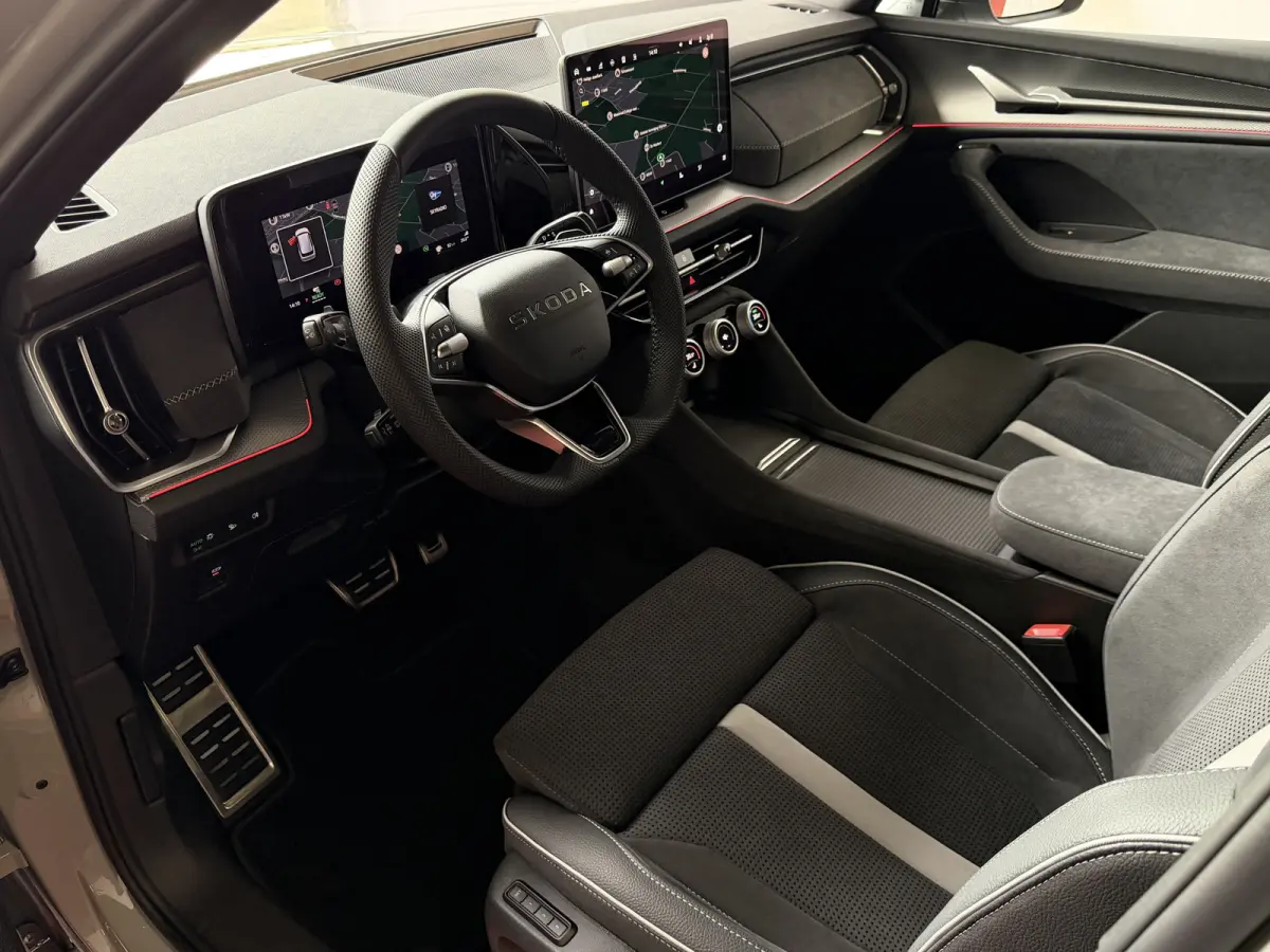 Sportline iV NIEUW uit voorraad (PHEV 120KM) DSG | Panorama | Trekhaak | Matrix LED | 20" Rila | Memory | ACC | Camera | Virtual Cockpit. plug in hybrid
