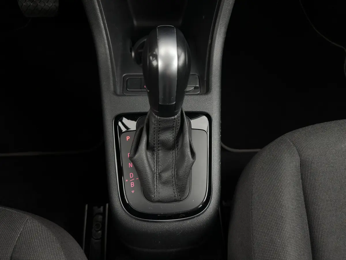 {SoH-85%} e-up! Aut.*HEATED-COMFORTSEATS | CCS-FASTLOADER | RADIO | ECC | CARBON-INLAY | DAB *
