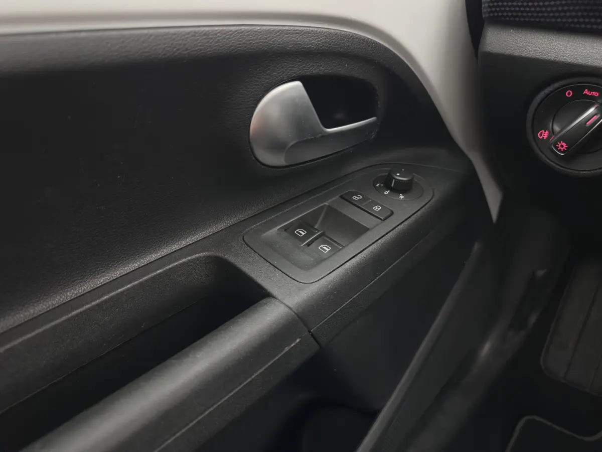 {SoH-85%} e-up! Aut.*HEATED-COMFORTSEATS | CCS-FASTLOADER | RADIO | ECC | CARBON-INLAY | DAB *