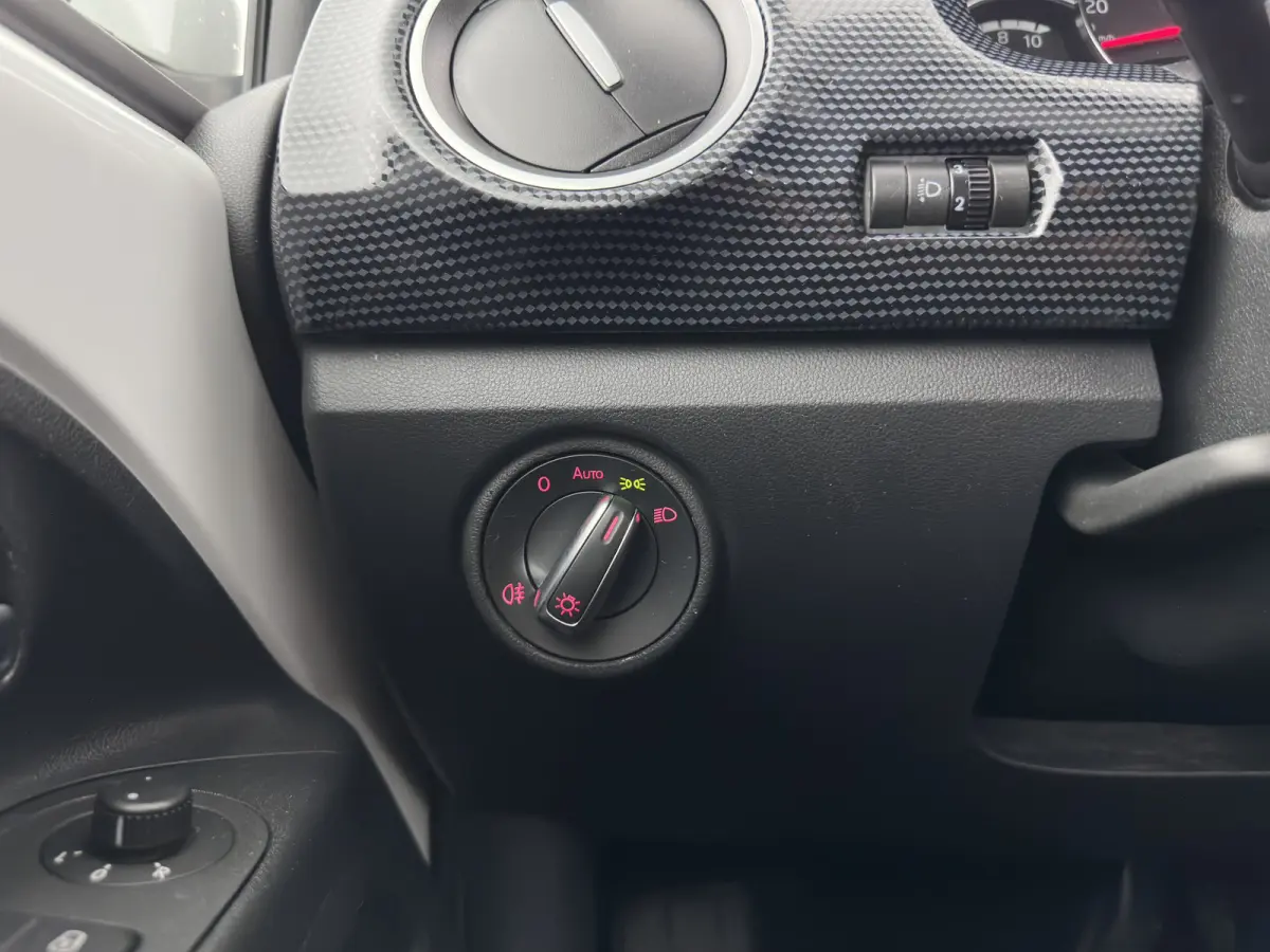 {SoH-85%} e-up! Aut.*HEATED-COMFORTSEATS | CCS-FASTLOADER | RADIO | ECC | CARBON-INLAY | DAB *
