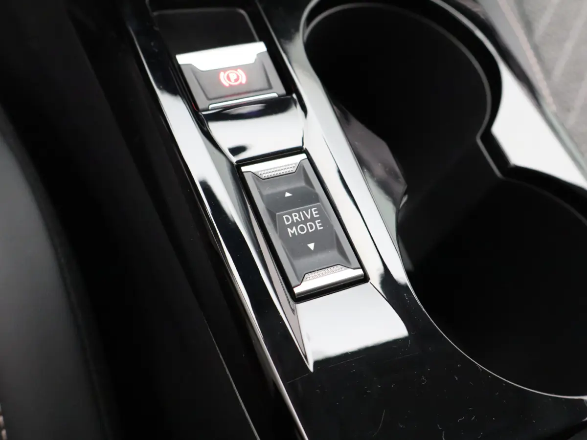 1.2 PureTech 100 Allure | Navi | Cruise | Clima | PDC V+A | Carplay | 16" LMV |