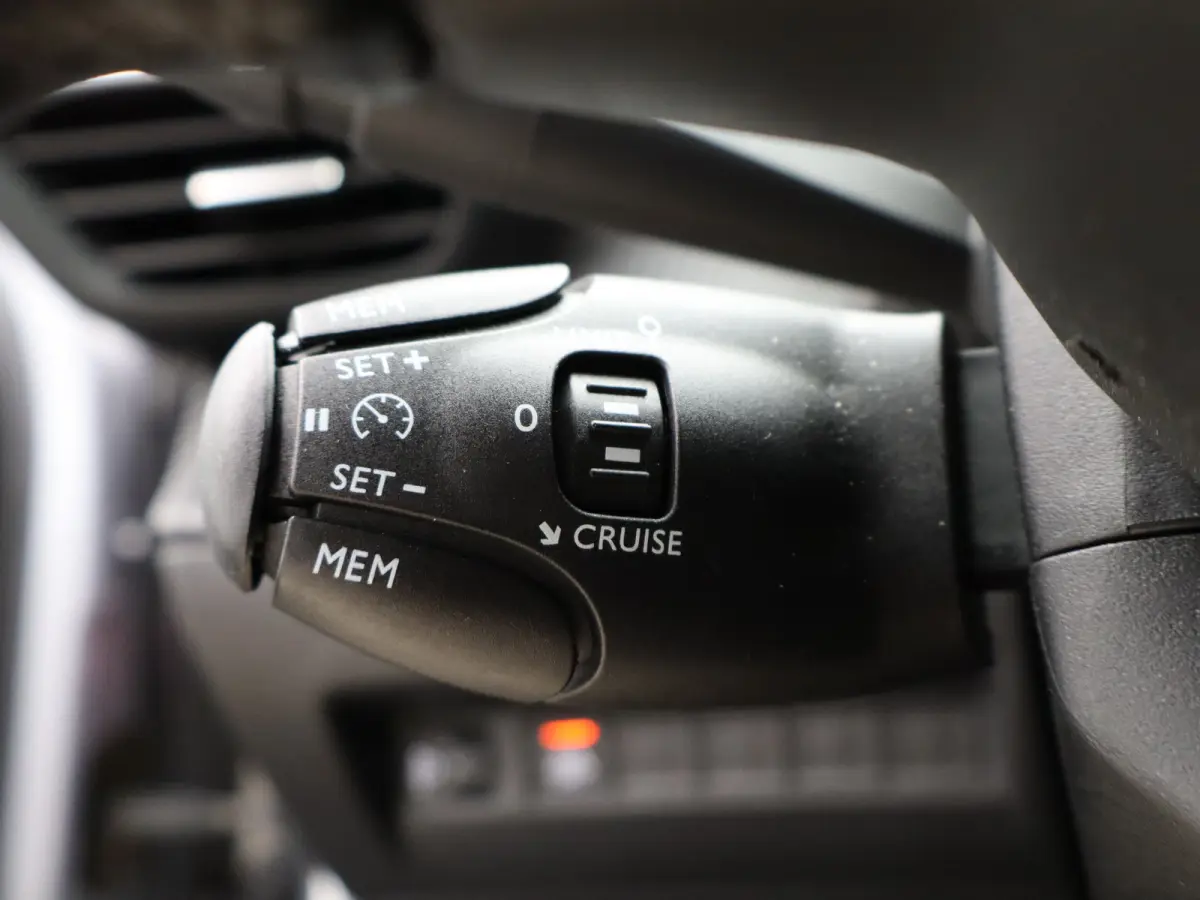 1.2 PureTech Allure Pack Parkeensensoren | Apple Carplay | Camera | Navigatie | 17" Lichtmetalen Velgen | Climate Control | Cruise Control