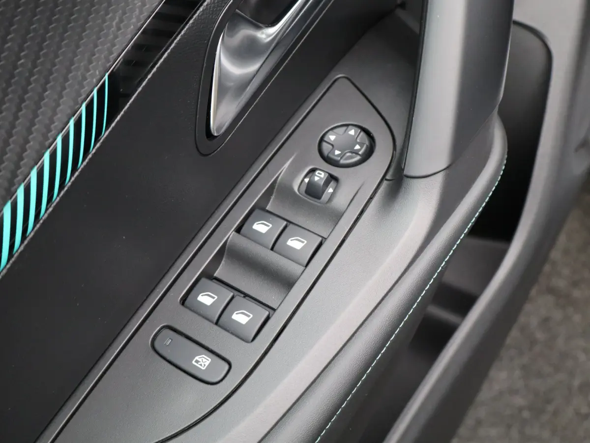 1.2 PureTech Allure Pack Parkeensensoren | Apple Carplay | Camera | Navigatie | 17" Lichtmetalen Velgen | Climate Control | Cruise Control