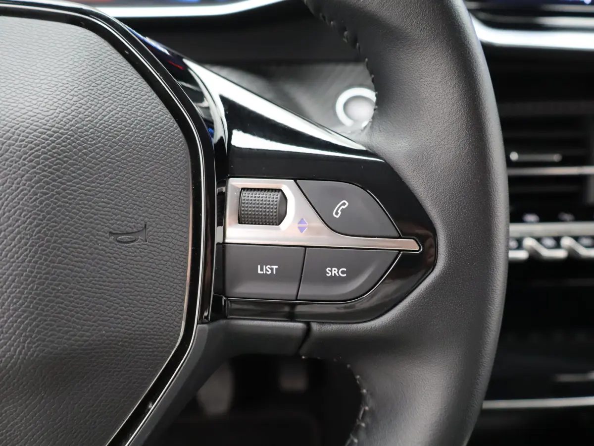 1.2 PureTech Allure Pack Parkeensensoren | Apple Carplay | Camera | Navigatie | 17" Lichtmetalen Velgen | Climate Control | Cruise Control