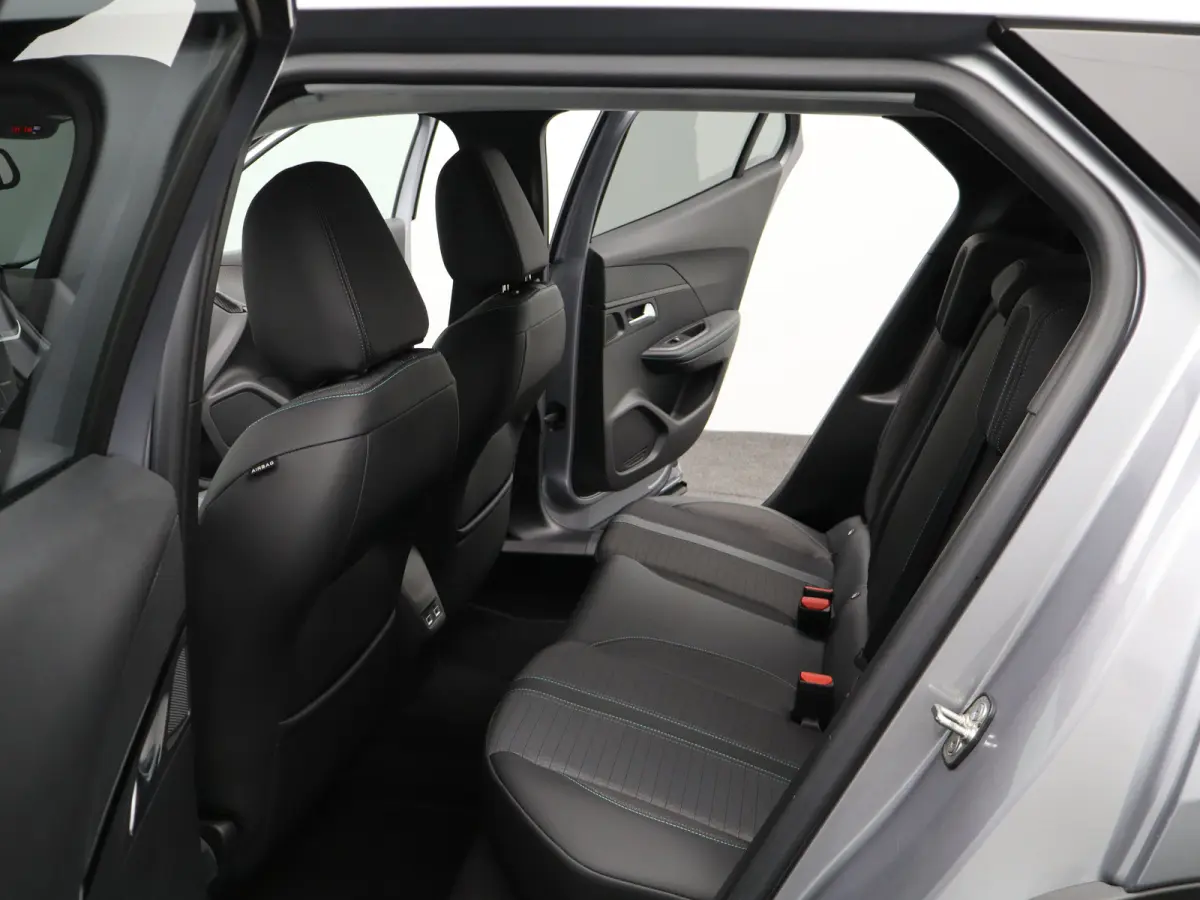 1.2 PureTech Allure Pack Parkeensensoren | Apple Carplay | Camera | Navigatie | 17" Lichtmetalen Velgen | Climate Control | Cruise Control
