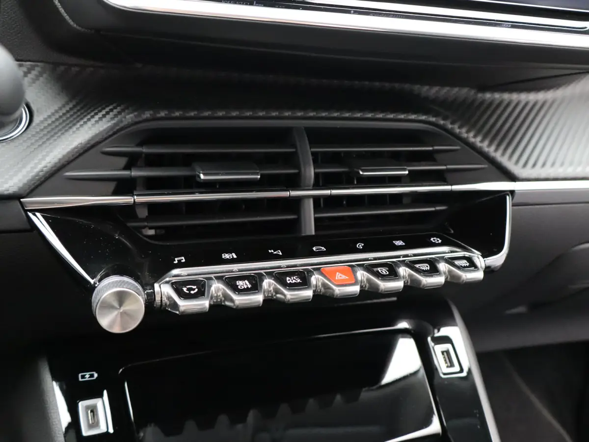 1.2 PureTech Allure Pack Parkeensensoren | Apple Carplay | Camera | Navigatie | 17" Lichtmetalen Velgen | Climate Control | Cruise Control