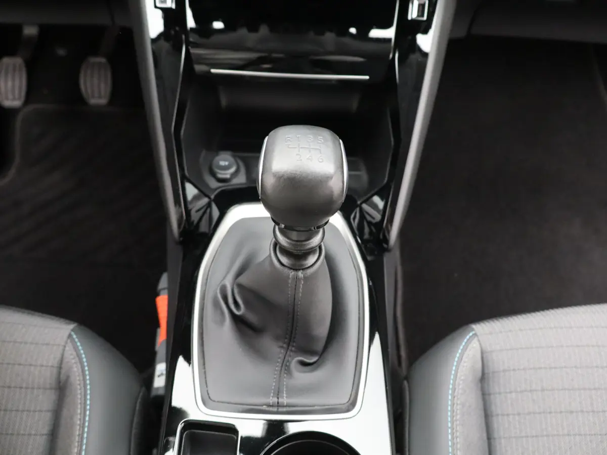 1.2 PureTech Allure Pack Parkeensensoren | Apple Carplay | Camera | Navigatie | 17" Lichtmetalen Velgen | Climate Control | Cruise Control
