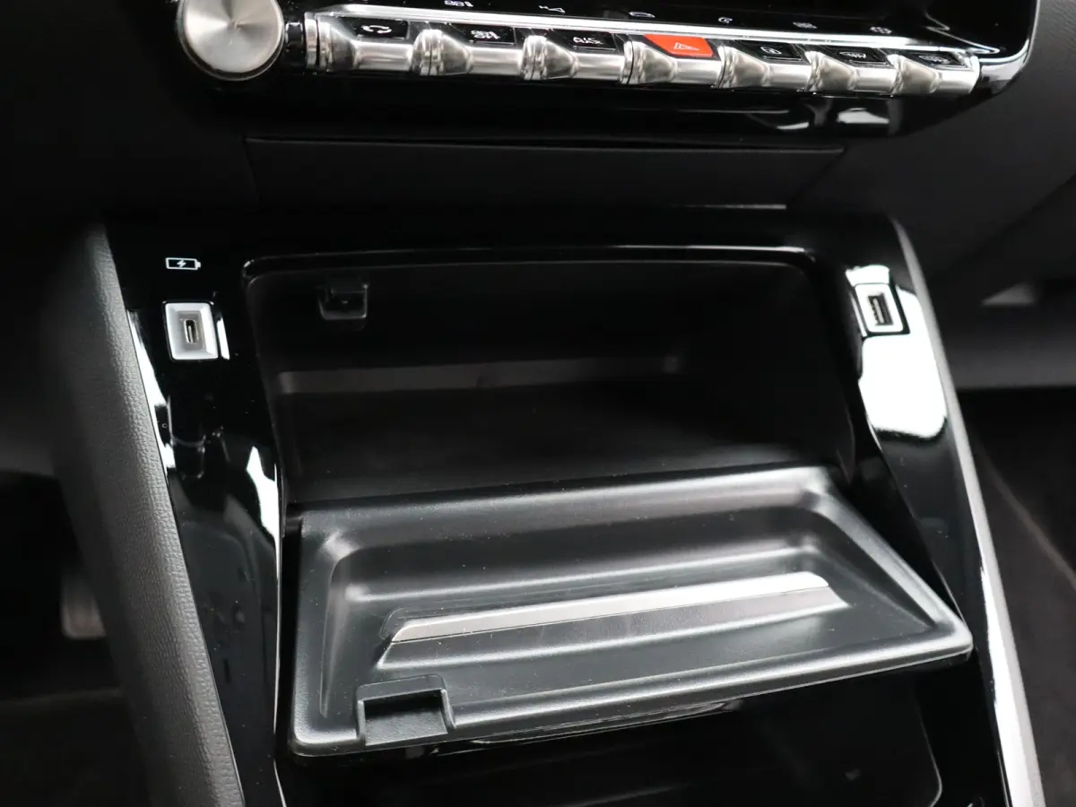1.2 PureTech Allure Pack Parkeensensoren | Apple Carplay | Camera | Navigatie | 17" Lichtmetalen Velgen | Climate Control | Cruise Control