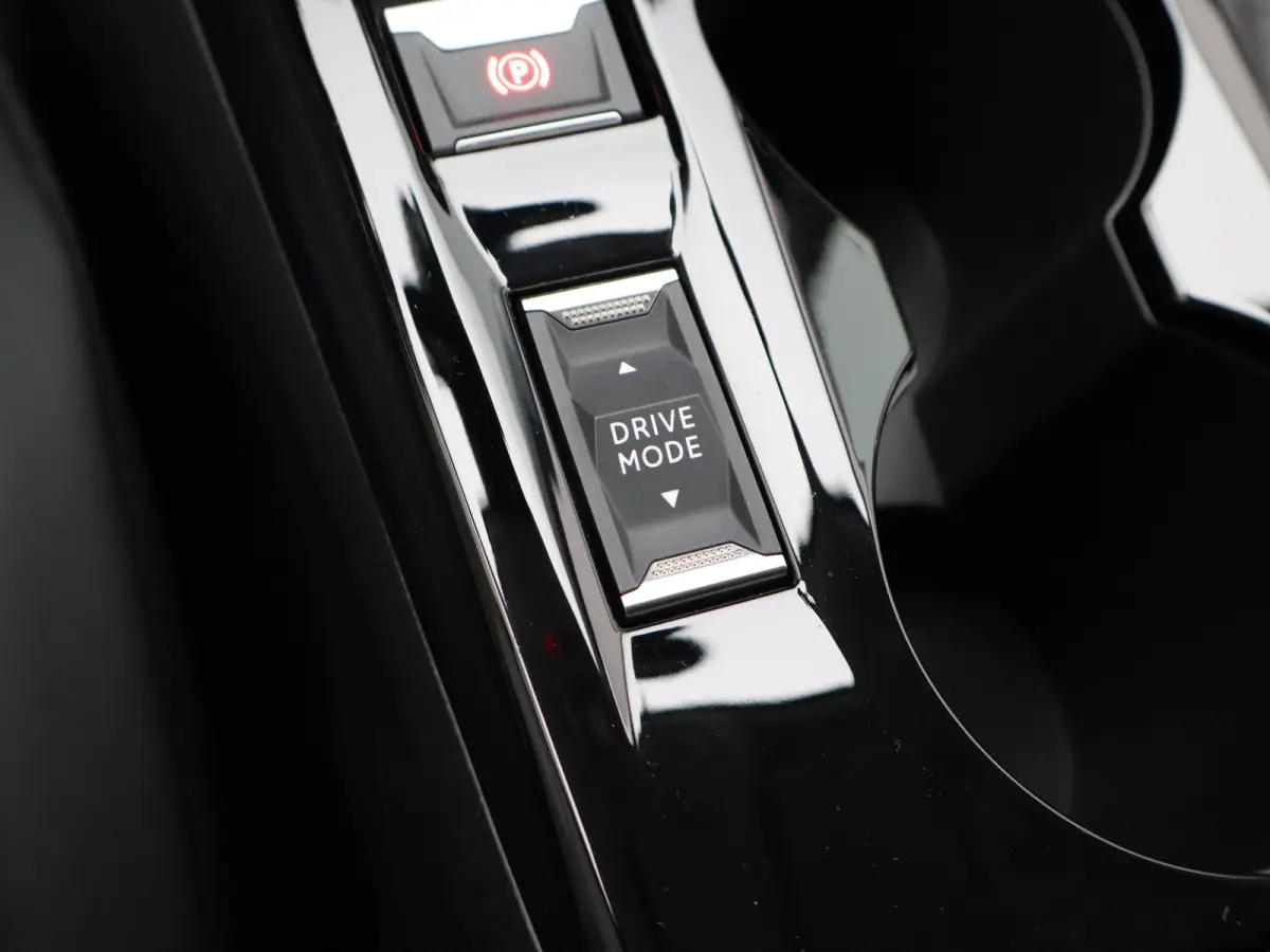 1.2 PureTech Allure Pack Parkeensensoren | Apple Carplay | Camera | Navigatie | 17" Lichtmetalen Velgen | Climate Control | Cruise Control