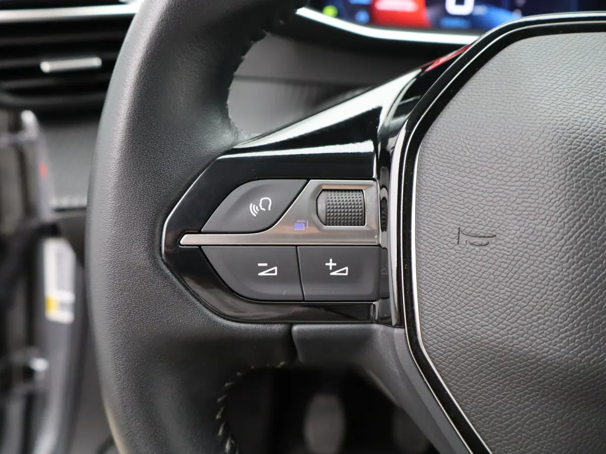 1.2 PureTech Allure Pack Parkeensensoren | Apple Carplay | Camera | Navigatie | 17" Lichtmetalen Velgen | Climate Control | Cruise Control