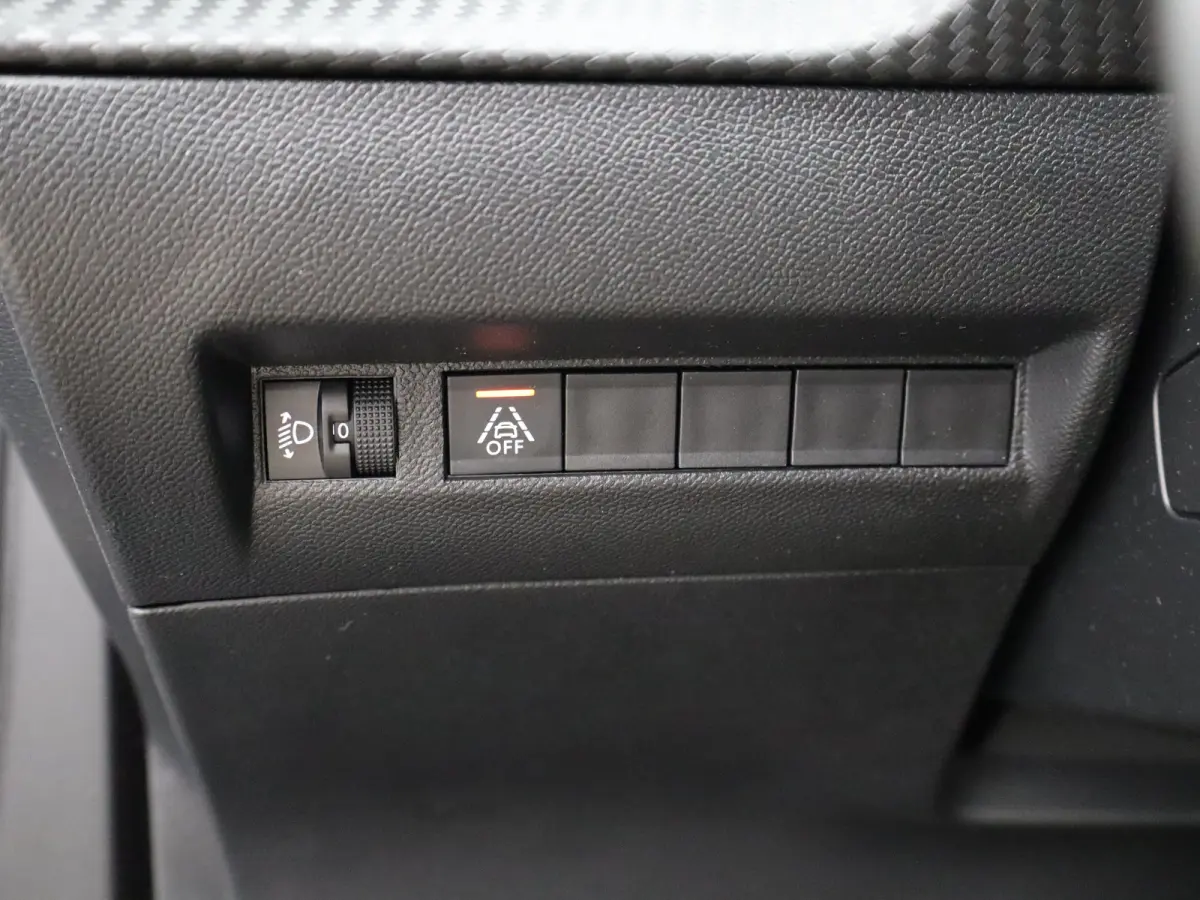 1.2 PureTech Allure Pack Parkeensensoren | Apple Carplay | Camera | Navigatie | 17" Lichtmetalen Velgen | Climate Control | Cruise Control