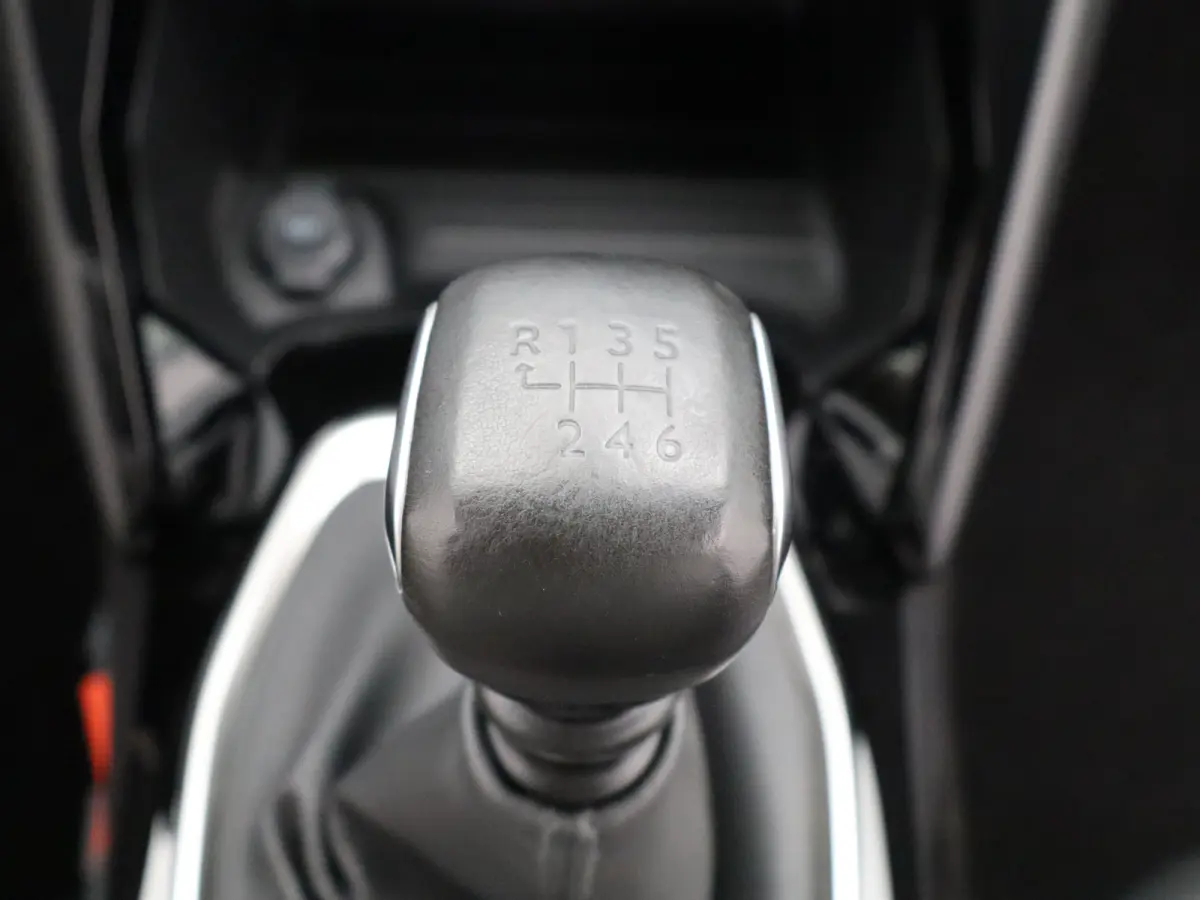 1.2 PureTech Allure Pack Parkeensensoren | Apple Carplay | Camera | Navigatie | 17" Lichtmetalen Velgen | Climate Control | Cruise Control