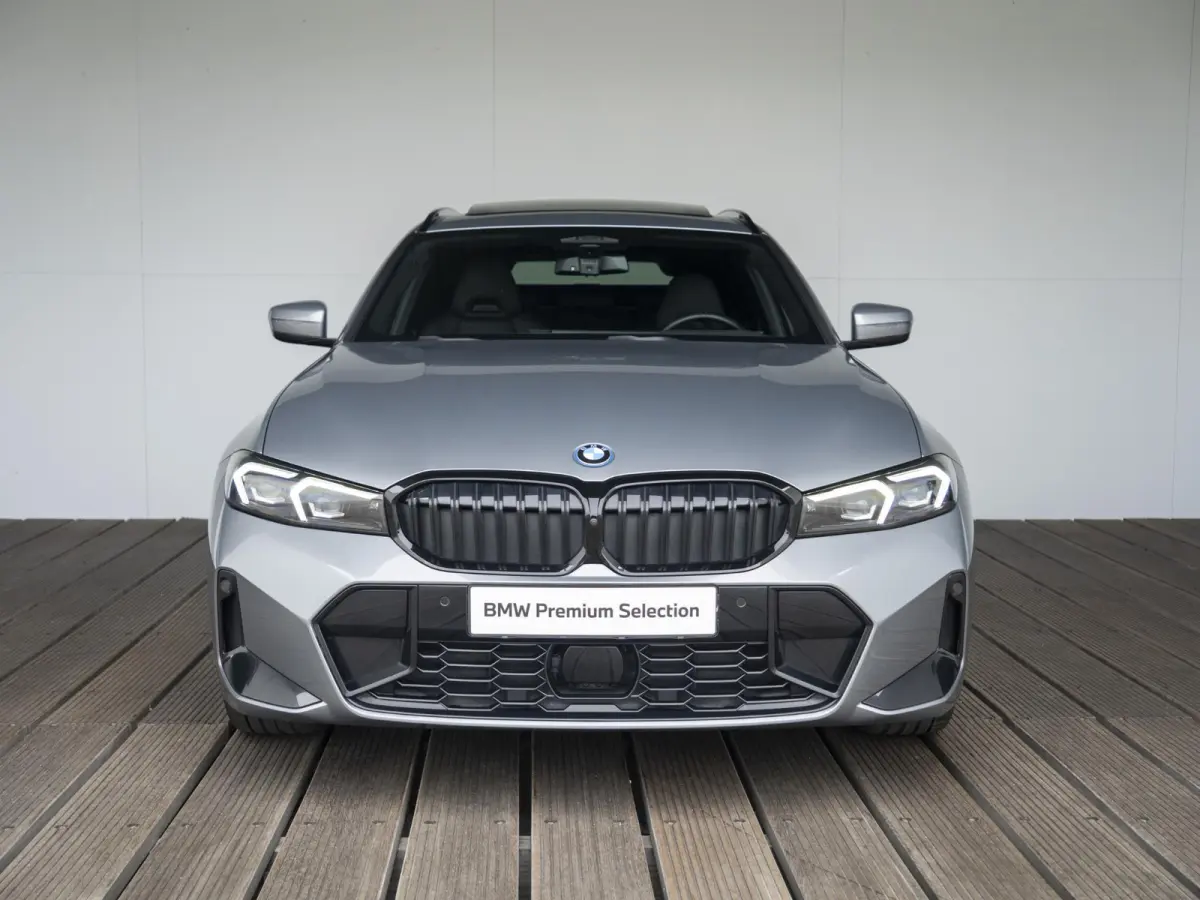 330e | M Sportpakket Pro | Comfort Access | Driving Assistant Professional | M Adaptief Onderstel |Panoramadak | Harman Kardon | 19 inch