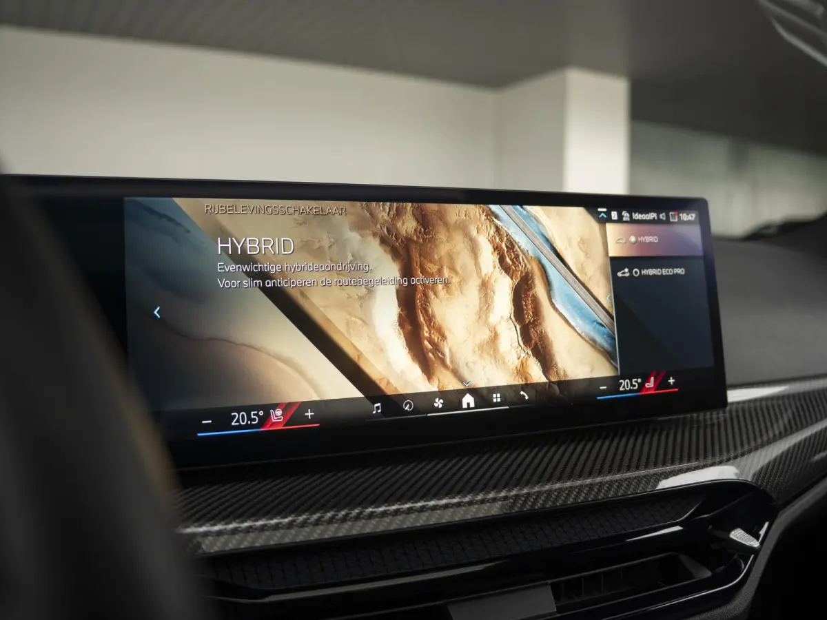 330e | M Sportpakket Pro | Comfort Access | Driving Assistant Professional | M Adaptief Onderstel |Panoramadak | Harman Kardon | 19 inch