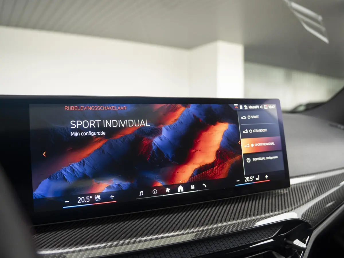 330e | M Sportpakket Pro | Comfort Access | Driving Assistant Professional | M Adaptief Onderstel |Panoramadak | Harman Kardon | 19 inch
