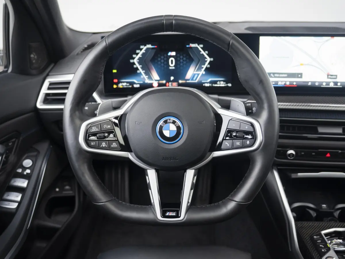 330e | M Sportpakket Pro | Comfort Access | Driving Assistant Professional | M Adaptief Onderstel |Panoramadak | Harman Kardon | 19 inch
