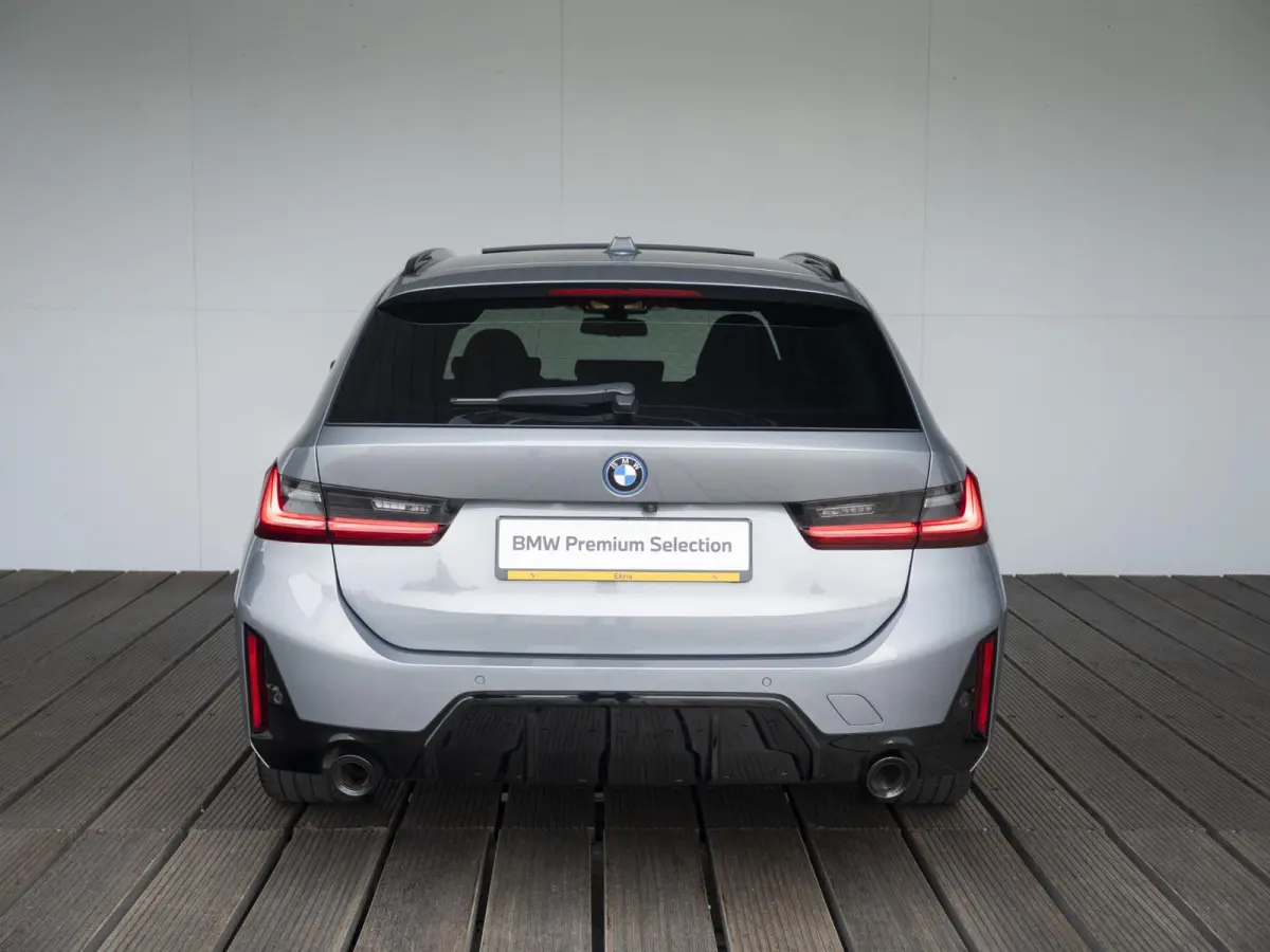 330e | M Sportpakket Pro | Comfort Access | Driving Assistant Professional | M Adaptief Onderstel |Panoramadak | Harman Kardon | 19 inch