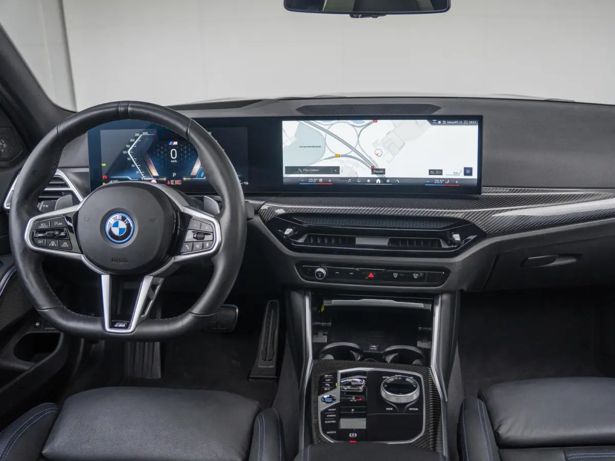 330e | M Sportpakket Pro | Comfort Access | Driving Assistant Professional | M Adaptief Onderstel |Panoramadak | Harman Kardon | 19 inch