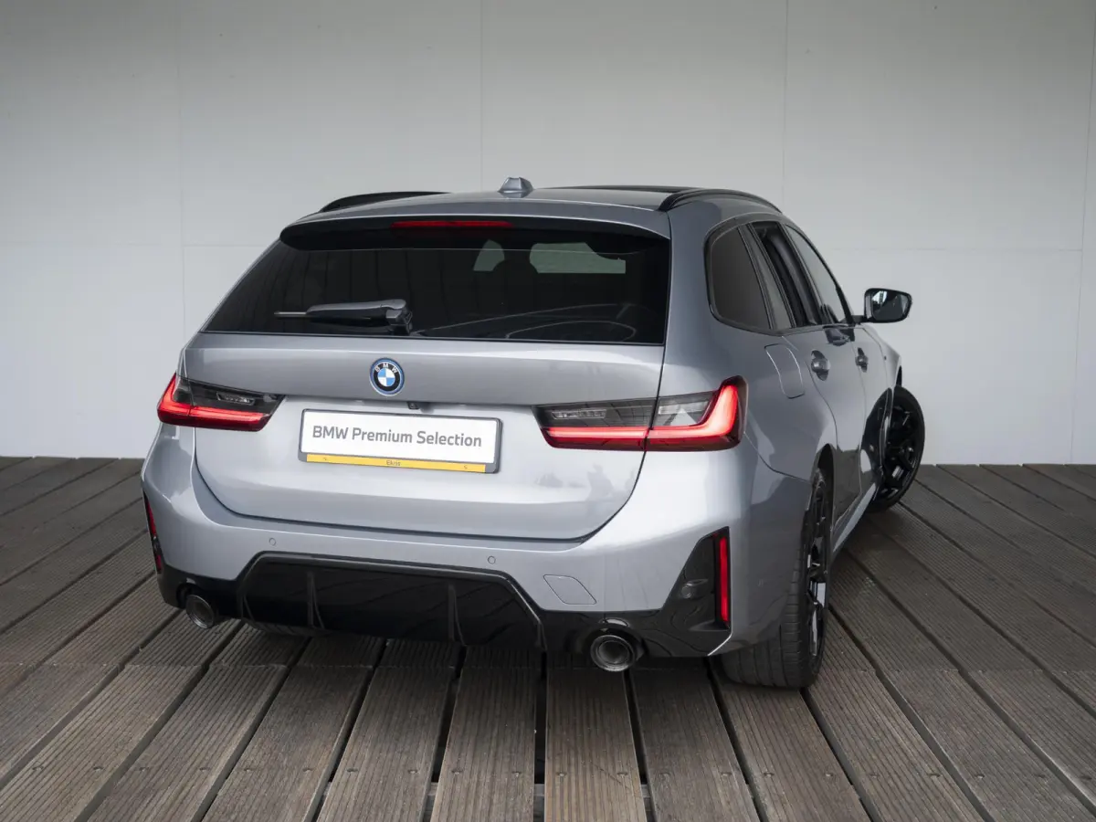 330e | M Sportpakket Pro | Comfort Access | Driving Assistant Professional | M Adaptief Onderstel |Panoramadak | Harman Kardon | 19 inch