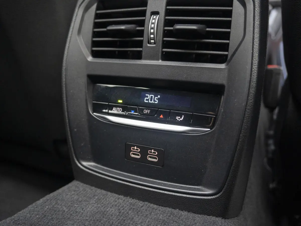 330e | M Sportpakket Pro | Comfort Access | Driving Assistant Professional | M Adaptief Onderstel |Panoramadak | Harman Kardon | 19 inch