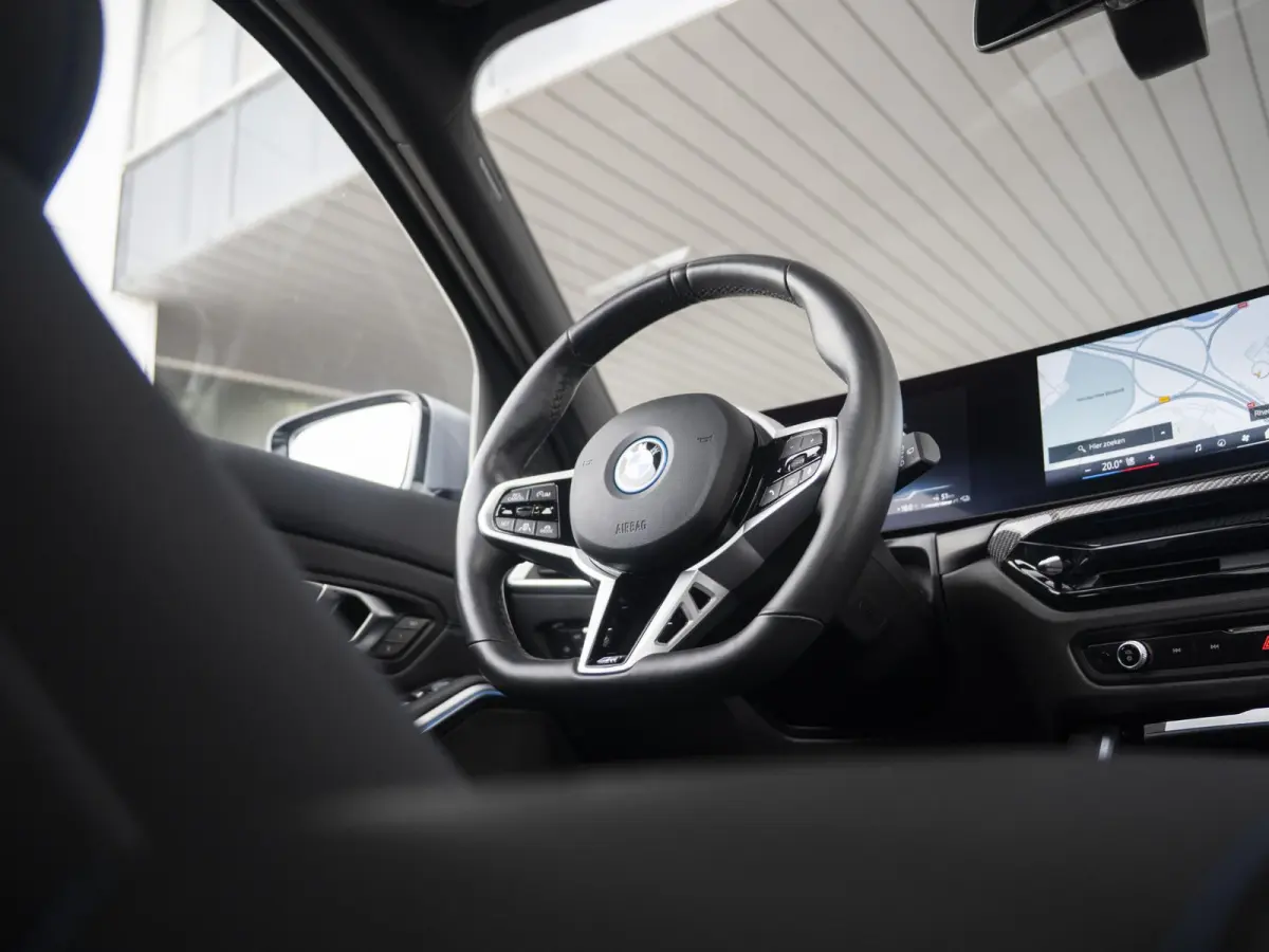 330e | M Sportpakket Pro | Comfort Access | Driving Assistant Professional | M Adaptief Onderstel |Panoramadak | Harman Kardon | 19 inch