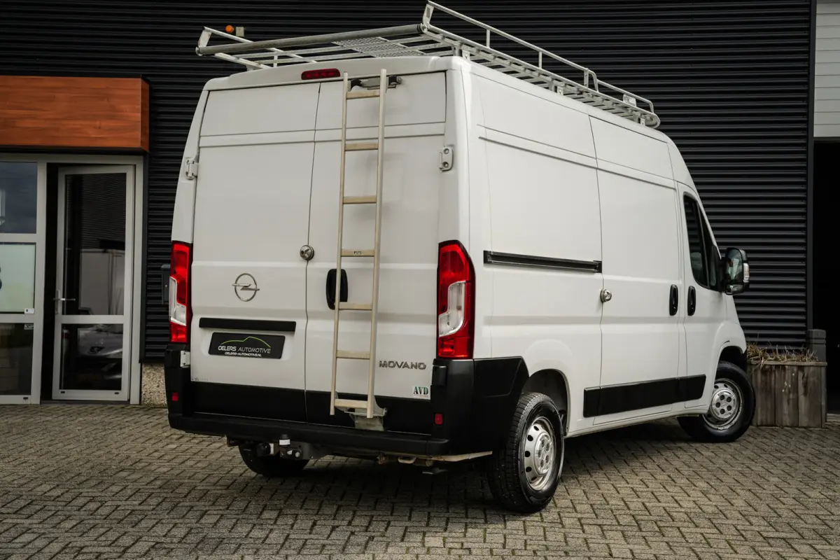 2.2D 140 L2H2 Edition | Airco | Navi | Cruise | Imperiaal | Trekhaak | 3 zitplaatsen |