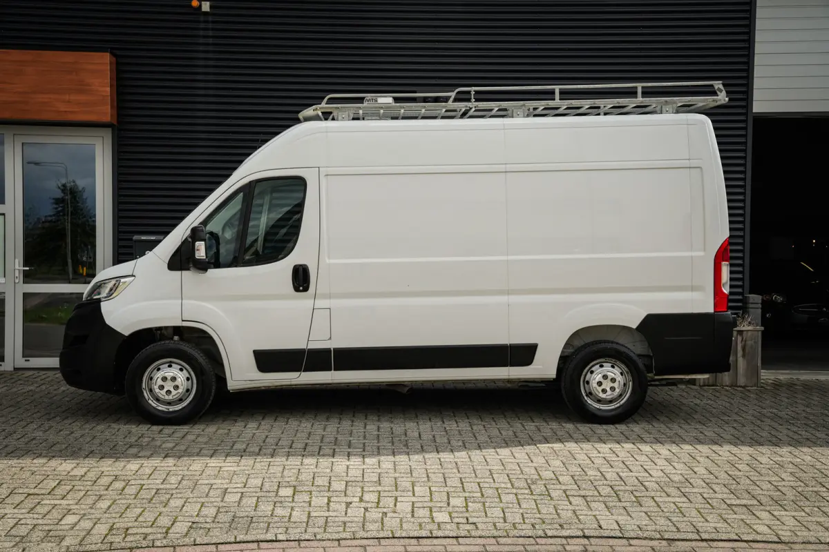 2.2D 140 L2H2 Edition | Airco | Navi | Cruise | Imperiaal | Trekhaak | 3 zitplaatsen |