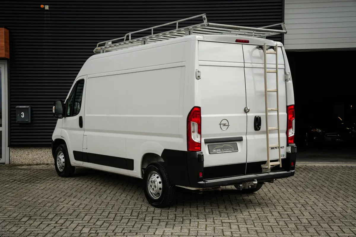 2.2D 140 L2H2 Edition | Airco | Navi | Cruise | Imperiaal | Trekhaak | 3 zitplaatsen |