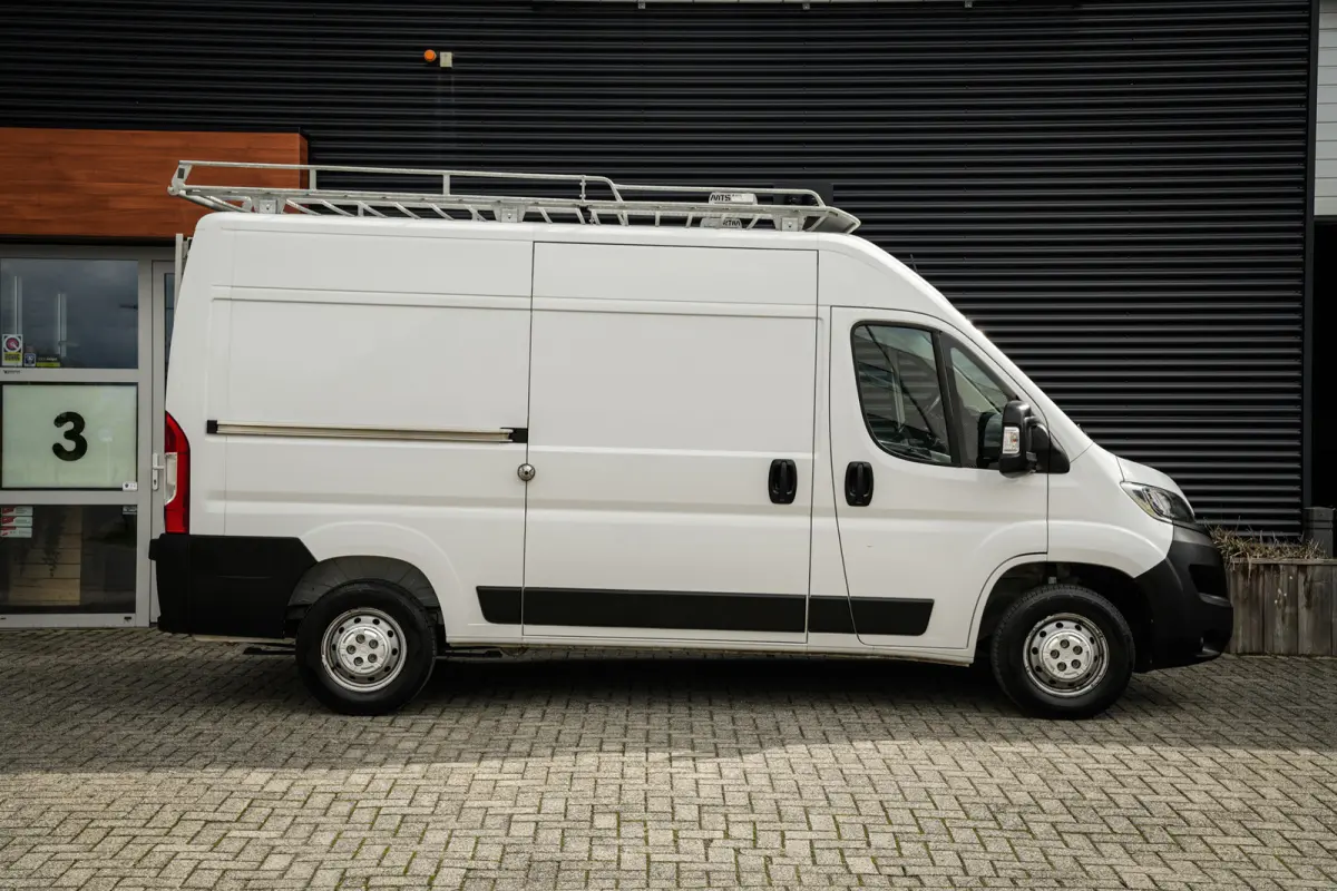 2.2D 140 L2H2 Edition | Airco | Navi | Cruise | Imperiaal | Trekhaak | 3 zitplaatsen |