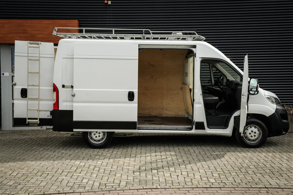 2.2D 140 L2H2 Edition | Airco | Navi | Cruise | Imperiaal | Trekhaak | 3 zitplaatsen |