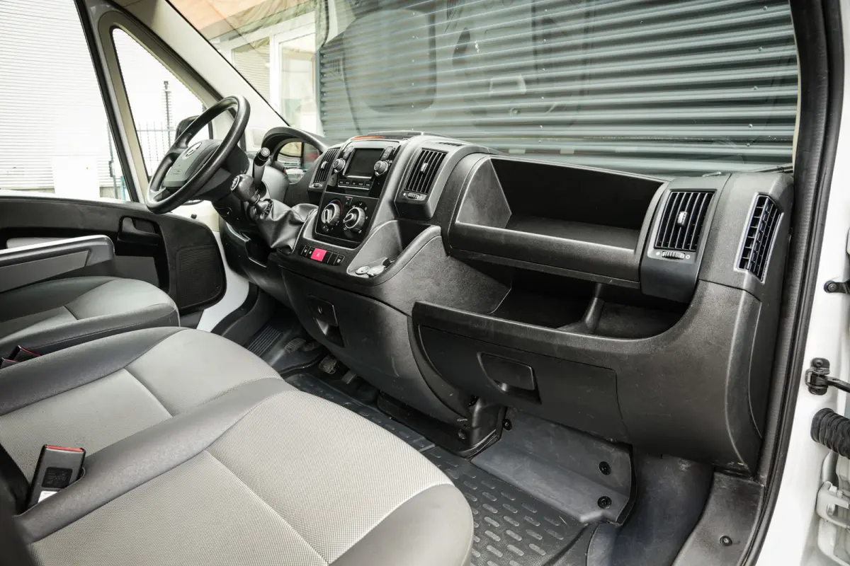 2.2D 140 L2H2 Edition | Airco | Navi | Cruise | Imperiaal | Trekhaak | 3 zitplaatsen |