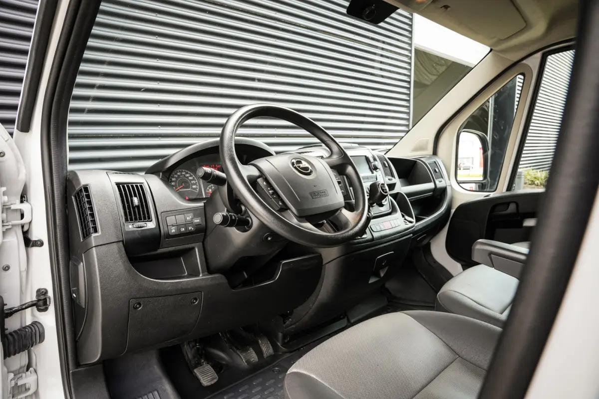 2.2D 140 L2H2 Edition | Airco | Navi | Cruise | Imperiaal | Trekhaak | 3 zitplaatsen |