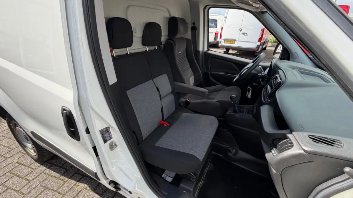 1.6 MJ 77KW 105PK EURO 6 3 ZITS BIJRIJDERSBANK/ AIRCO/ CRUISE CONTROL/ ORIGINEEL AUDIO/ 100% DEALERONDERHOUDEN