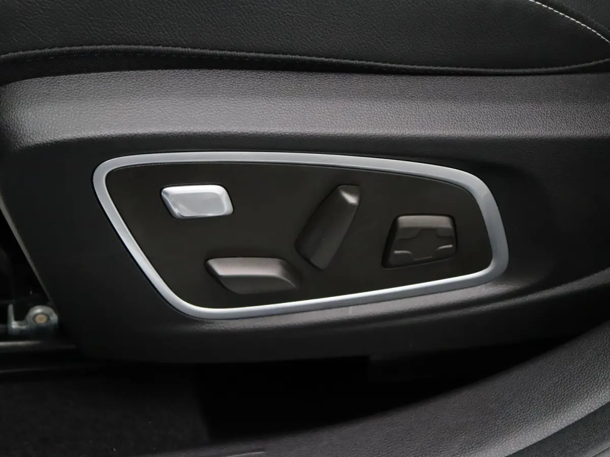 Mild hybrid 160pk X-Tronic techno | 1800kg Geremd | Panoramisch dak | Elek. bedienbare stoelen | Voorruitverwarming | Stoel- en stuurwielverwarming |