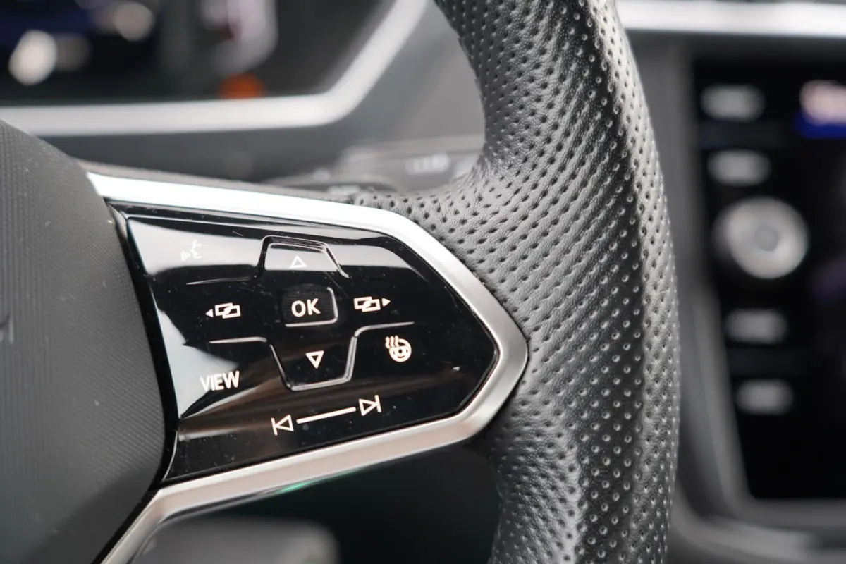 1.4 TSI eHybrid R-Line Business+ | Sfeerverlichting | Stoel en stuurwielverwarming | Dodehoek detectie | Digitaal dashboard | Adaptieve cruise control | Apple CarPlay | Parkeercamera | Clima