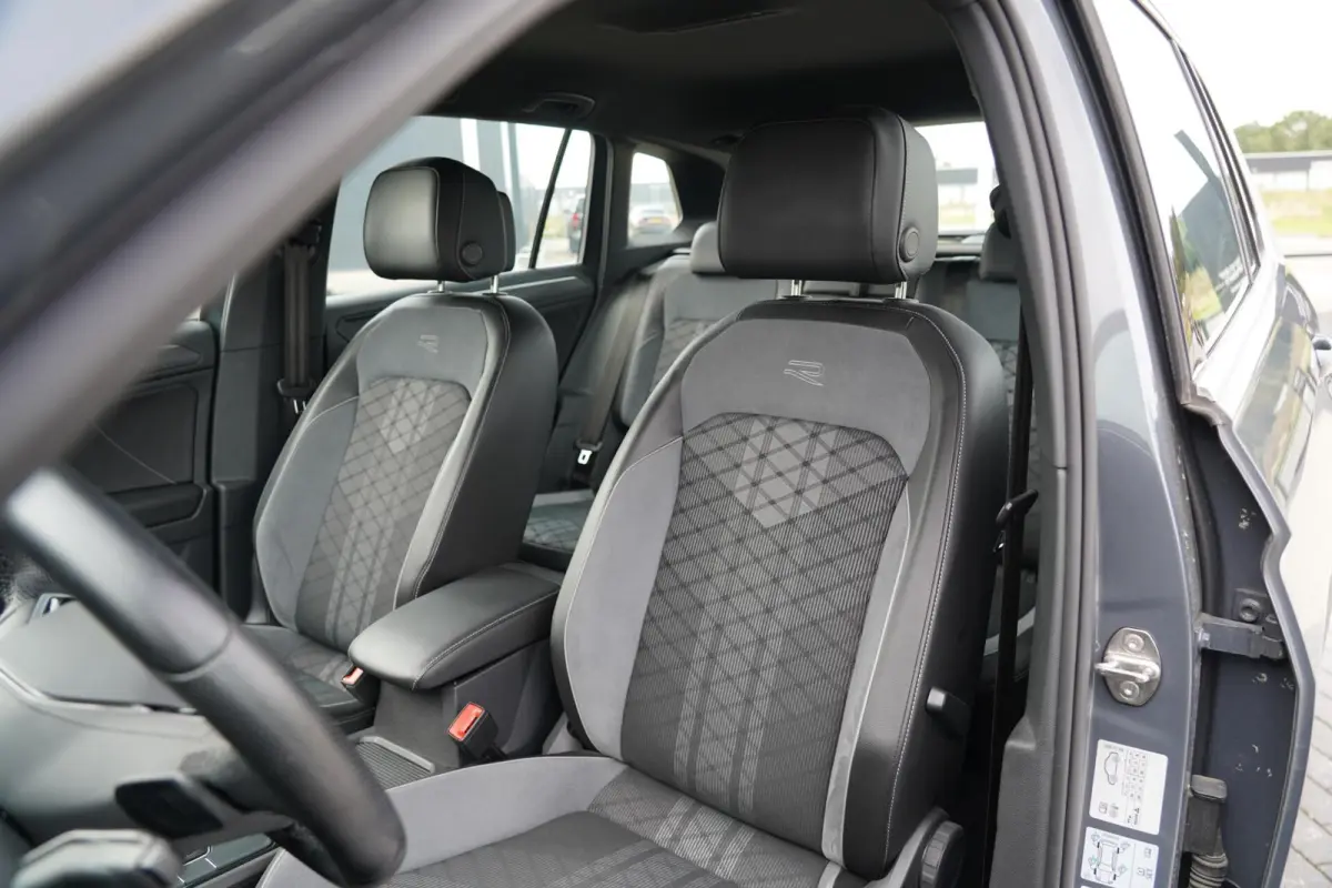 1.4 TSI eHybrid R-Line Business+ | Sfeerverlichting | Stoel en stuurwielverwarming | Dodehoek detectie | Digitaal dashboard | Adaptieve cruise control | Apple CarPlay | Parkeercamera | Clima