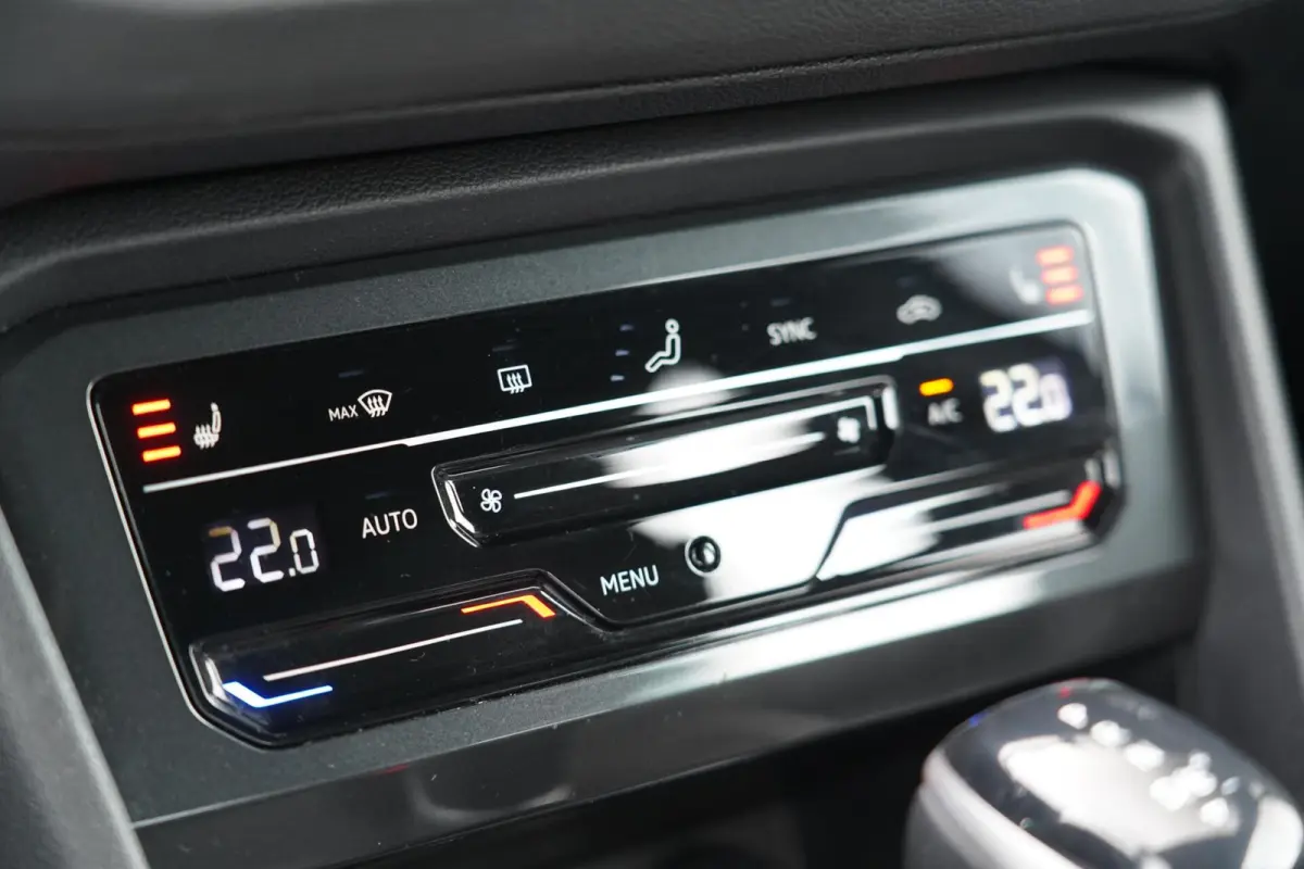 1.4 TSI eHybrid R-Line Business+ | Sfeerverlichting | Stoel en stuurwielverwarming | Dodehoek detectie | Digitaal dashboard | Adaptieve cruise control | Apple CarPlay | Parkeercamera | Clima