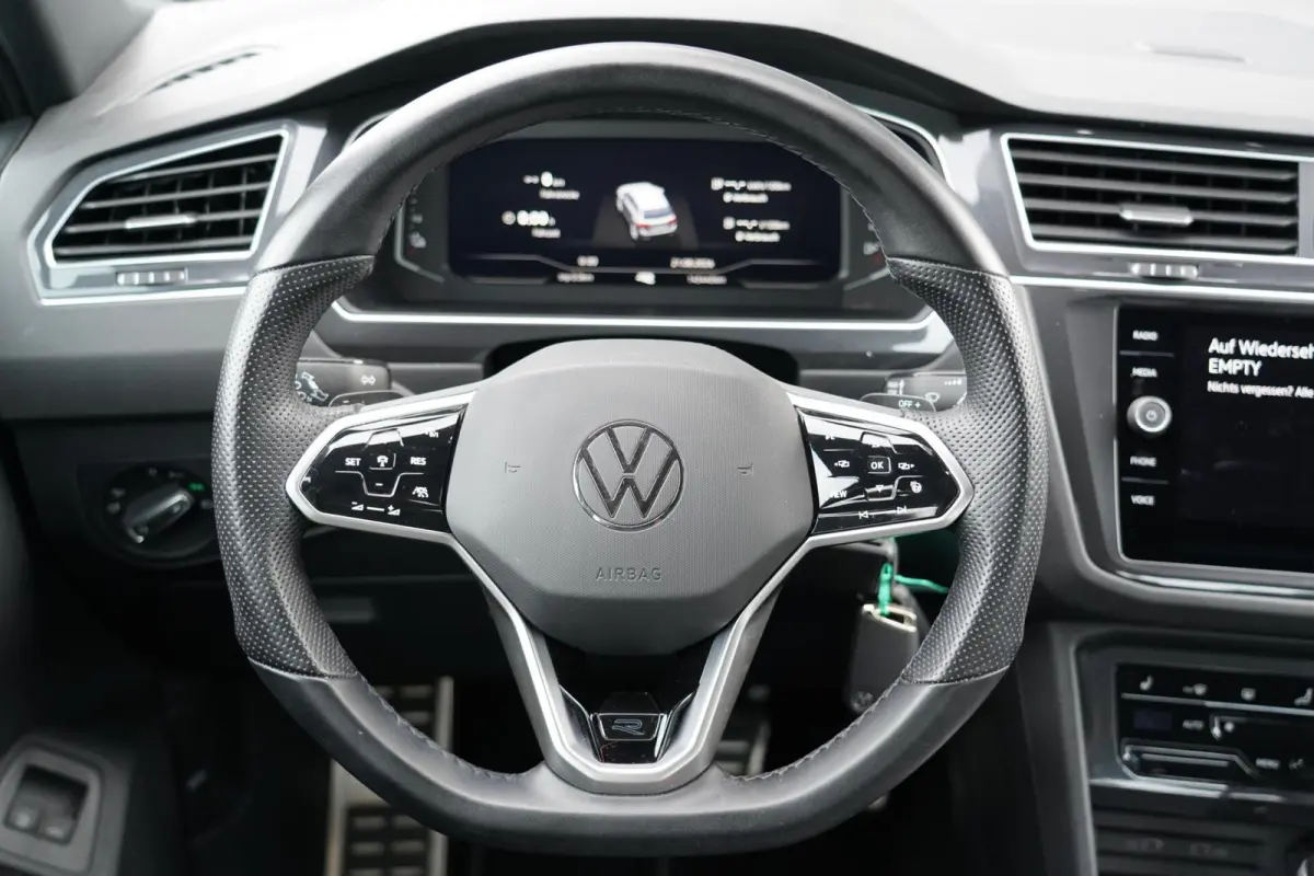 1.4 TSI eHybrid R-Line Business+ | Sfeerverlichting | Stoel en stuurwielverwarming | Dodehoek detectie | Digitaal dashboard | Adaptieve cruise control | Apple CarPlay | Parkeercamera | Clima