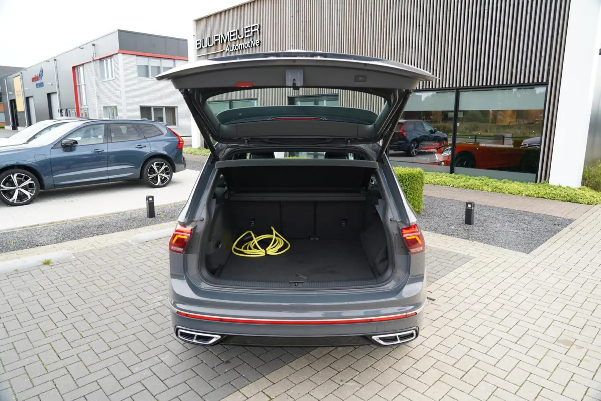 1.4 TSI eHybrid R-Line Business+ | Sfeerverlichting | Stoel en stuurwielverwarming | Dodehoek detectie | Digitaal dashboard | Adaptieve cruise control | Apple CarPlay | Parkeercamera | Clima