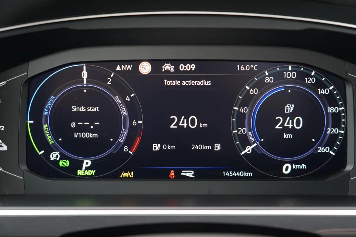 1.4 TSI eHybrid R-Line Business+ | Sfeerverlichting | Stoel en stuurwielverwarming | Dodehoek detectie | Digitaal dashboard | Adaptieve cruise control | Apple CarPlay | Parkeercamera | Clima