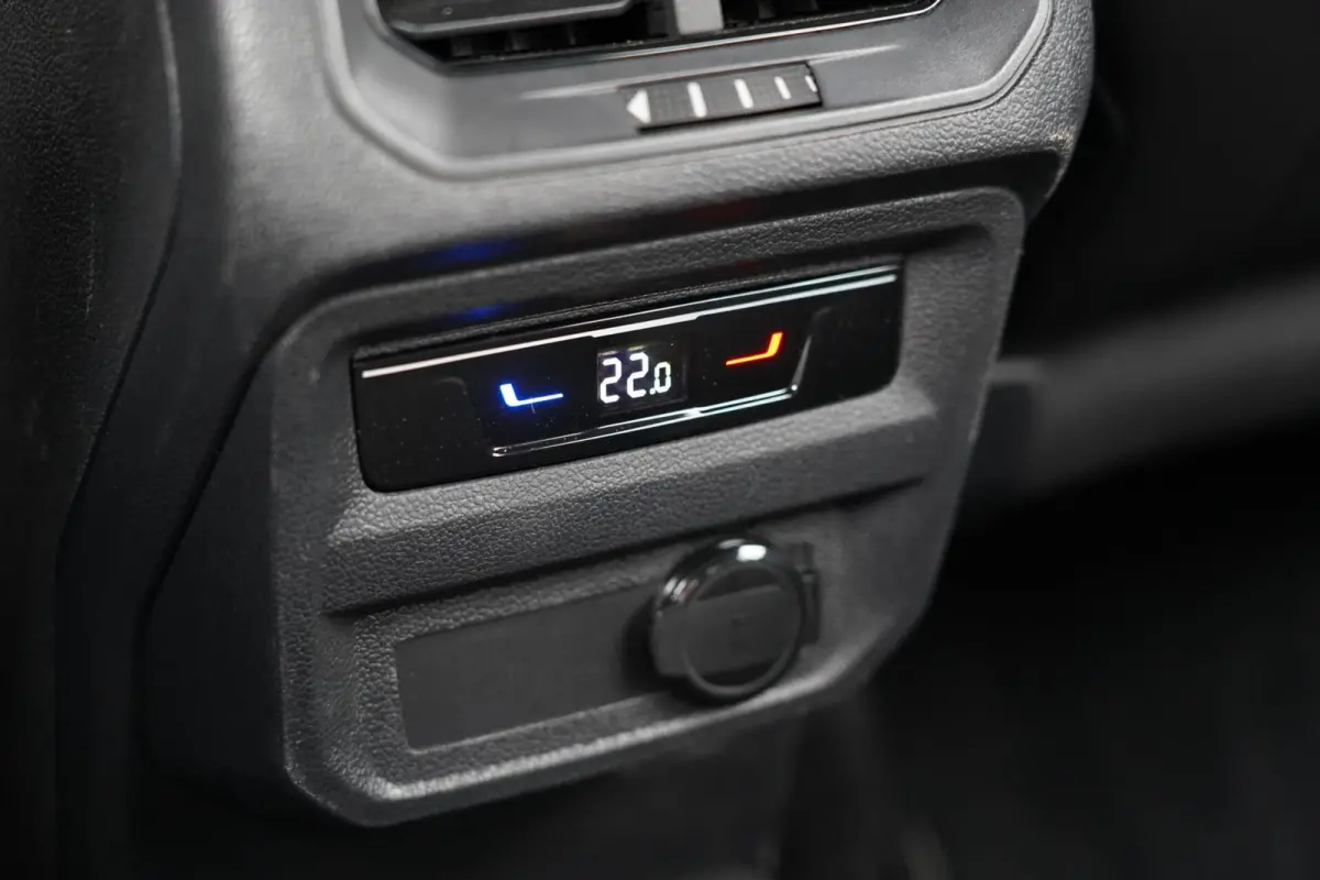 1.4 TSI eHybrid R-Line Business+ | Sfeerverlichting | Stoel en stuurwielverwarming | Dodehoek detectie | Digitaal dashboard | Adaptieve cruise control | Apple CarPlay | Parkeercamera | Clima