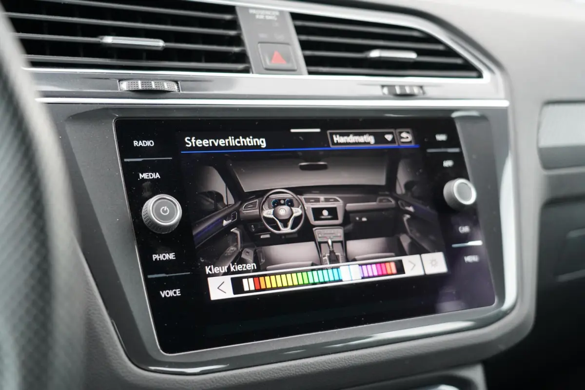 1.4 TSI eHybrid R-Line Business+ | Sfeerverlichting | Stoel en stuurwielverwarming | Dodehoek detectie | Digitaal dashboard | Adaptieve cruise control | Apple CarPlay | Parkeercamera | Clima