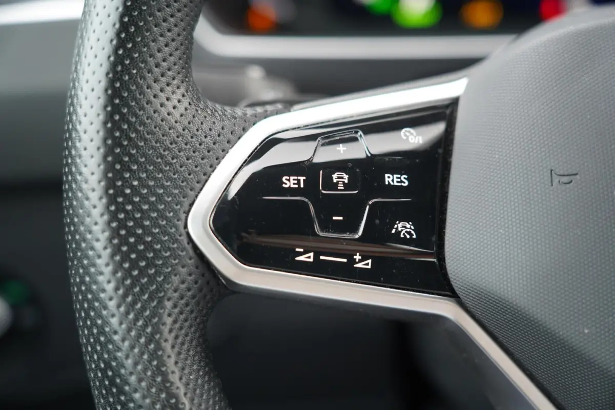 1.4 TSI eHybrid R-Line Business+ | Sfeerverlichting | Stoel en stuurwielverwarming | Dodehoek detectie | Digitaal dashboard | Adaptieve cruise control | Apple CarPlay | Parkeercamera | Clima