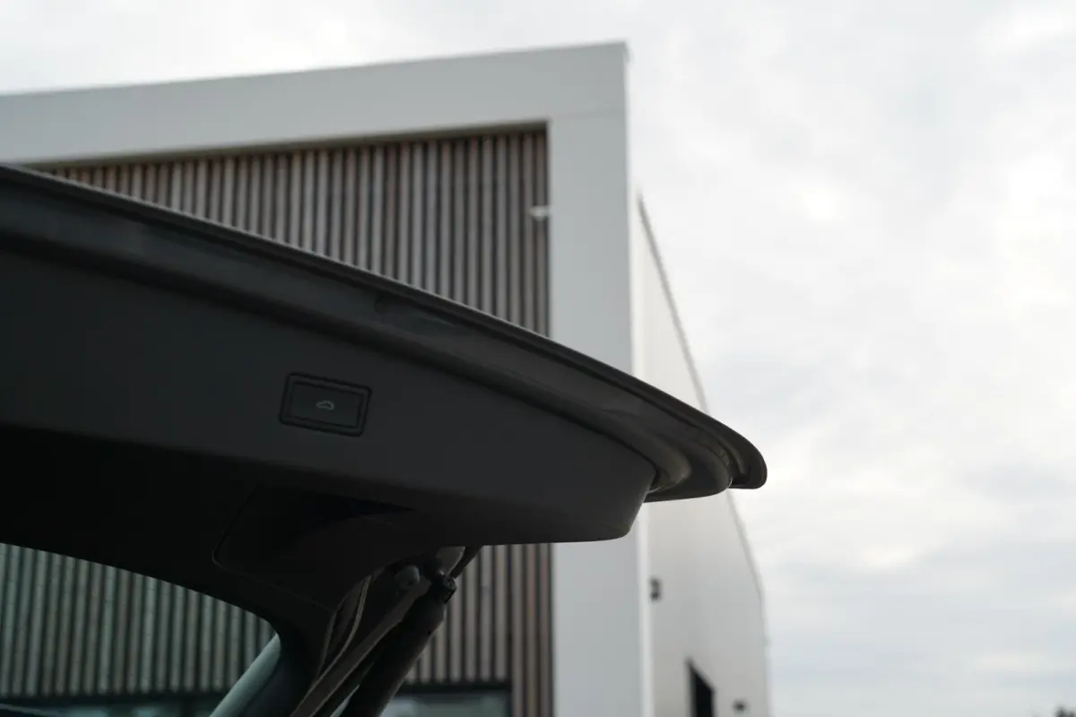 1.4 TSI eHybrid R-Line Business+ | Sfeerverlichting | Stoel en stuurwielverwarming | Dodehoek detectie | Digitaal dashboard | Adaptieve cruise control | Apple CarPlay | Parkeercamera | Clima