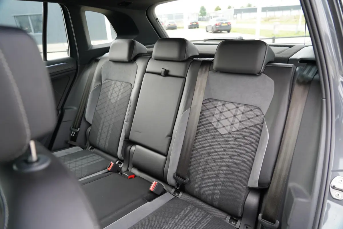1.4 TSI eHybrid R-Line Business+ | Sfeerverlichting | Stoel en stuurwielverwarming | Dodehoek detectie | Digitaal dashboard | Adaptieve cruise control | Apple CarPlay | Parkeercamera | Clima