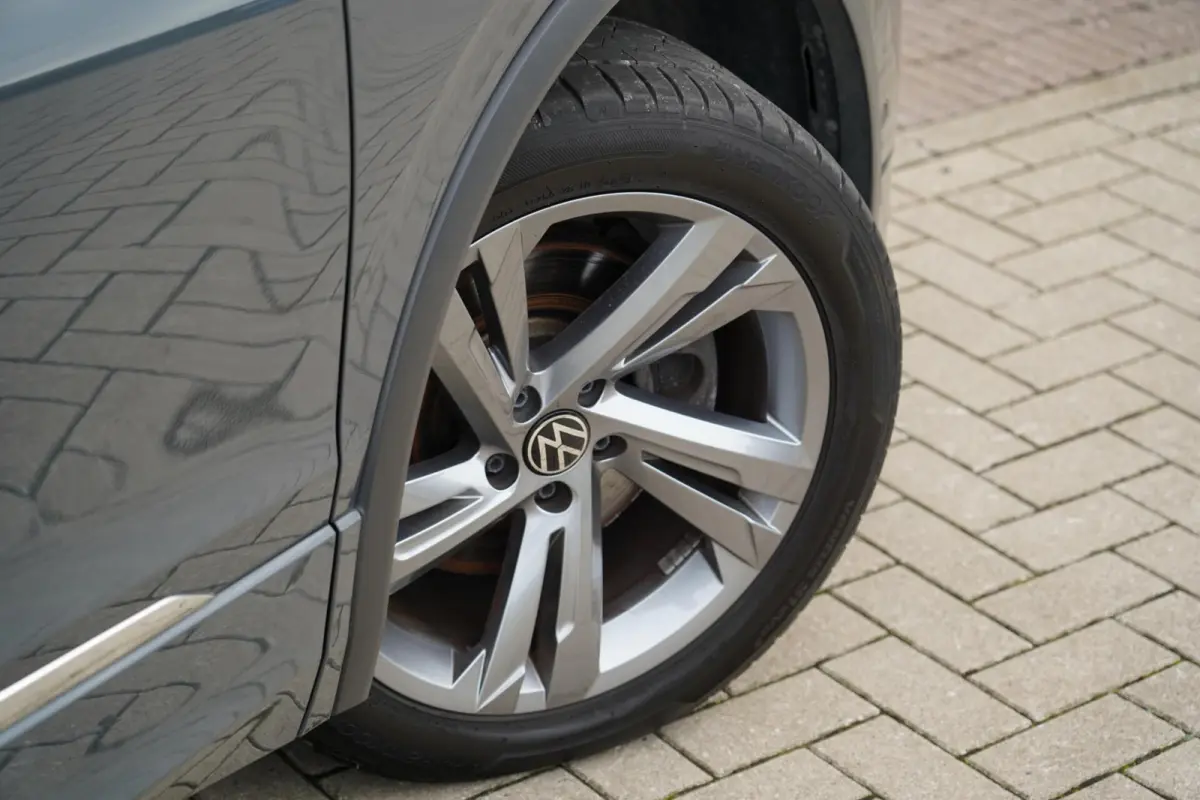 1.4 TSI eHybrid R-Line Business+ | Sfeerverlichting | Stoel en stuurwielverwarming | Dodehoek detectie | Digitaal dashboard | Adaptieve cruise control | Apple CarPlay | Parkeercamera | Clima