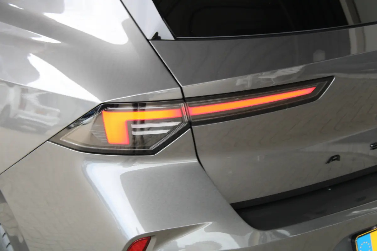 1.2 Turbo Hybrid GS | LED Matrix | Head-up display | Voorruitverwarming | AGR stoelen |
