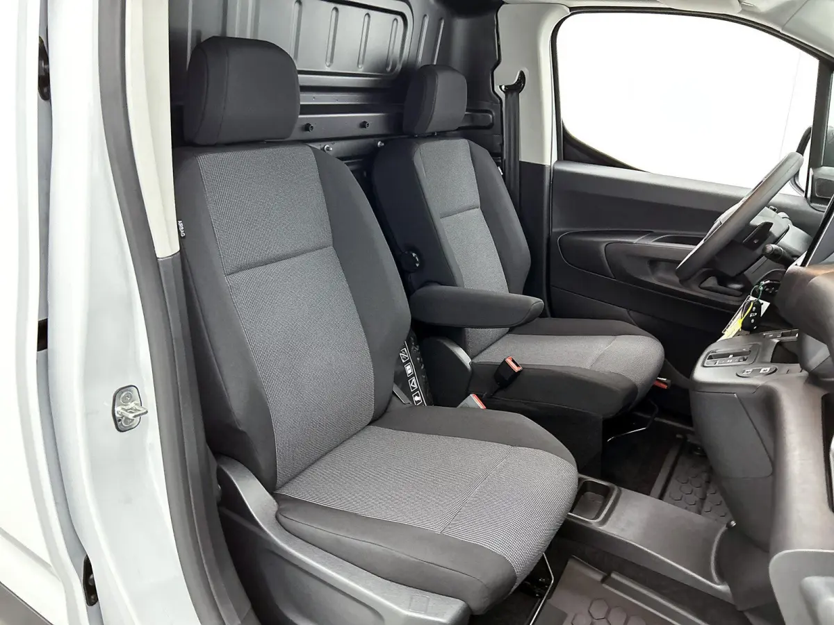 136 L1 50 kWh | Climate Control | Accu 99% | Apple Carplay/Android Auto | Achteruitrijcamera | Led Koplampen |
